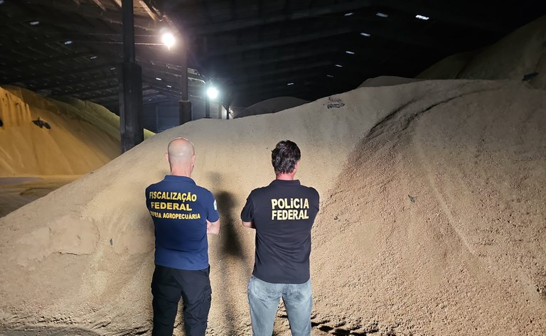 OPERAÇÃO DA POLÍCIA FEDERAL - Mais de 6,8 milhões de quilos de soja e farelo adulterados são apreendidos em Paranaguá

